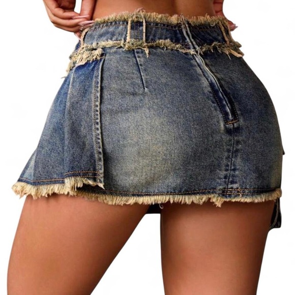Women's Asymmetrical Hem Mini Jean Skirt With Frayed & Pleated Detail - Picture 3 of 3